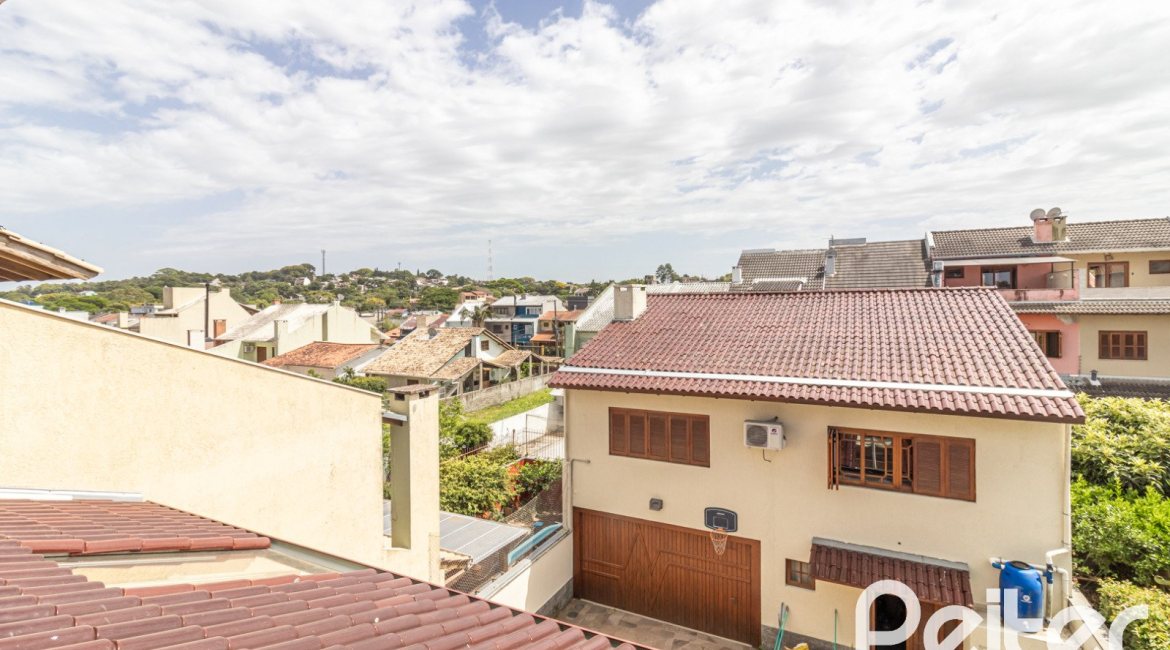 Casa à venda com 300m², 3 dormitórios, 1 suíte, 4 vagas, no bairro Espírito Santo em Porto Alegre