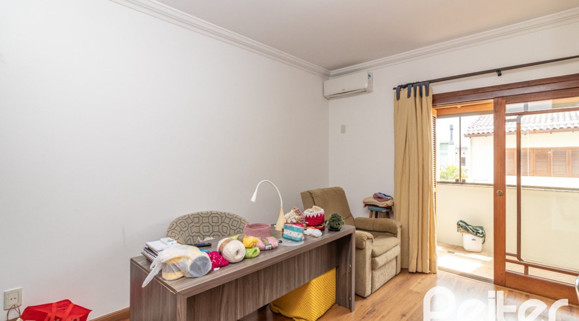 Casa à venda com 300m², 3 dormitórios, 1 suíte, 4 vagas, no bairro Espírito Santo em Porto Alegre