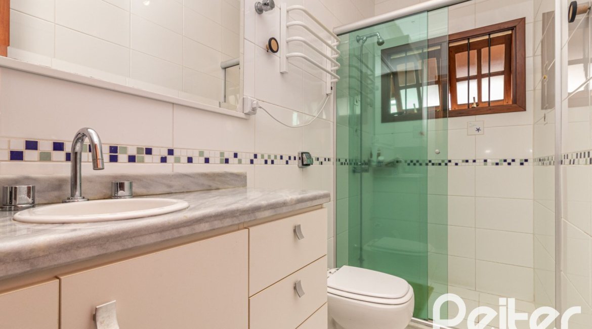 Casa à venda com 300m², 3 dormitórios, 1 suíte, 4 vagas, no bairro Espírito Santo em Porto Alegre