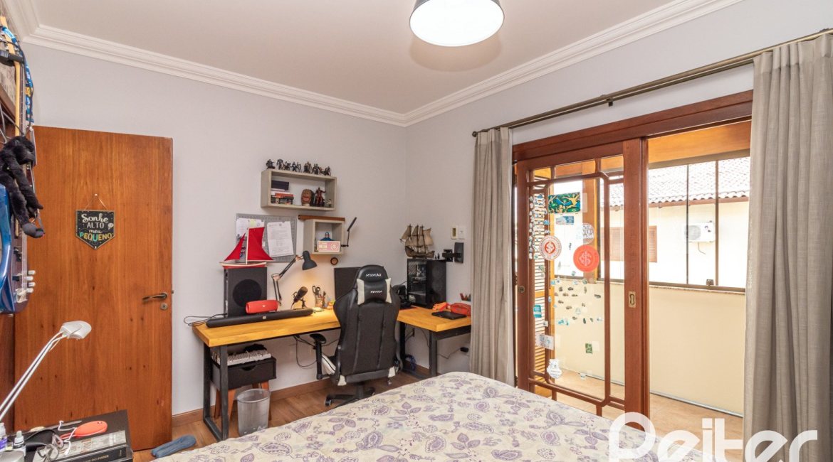 Casa à venda com 300m², 3 dormitórios, 1 suíte, 4 vagas, no bairro Espírito Santo em Porto Alegre