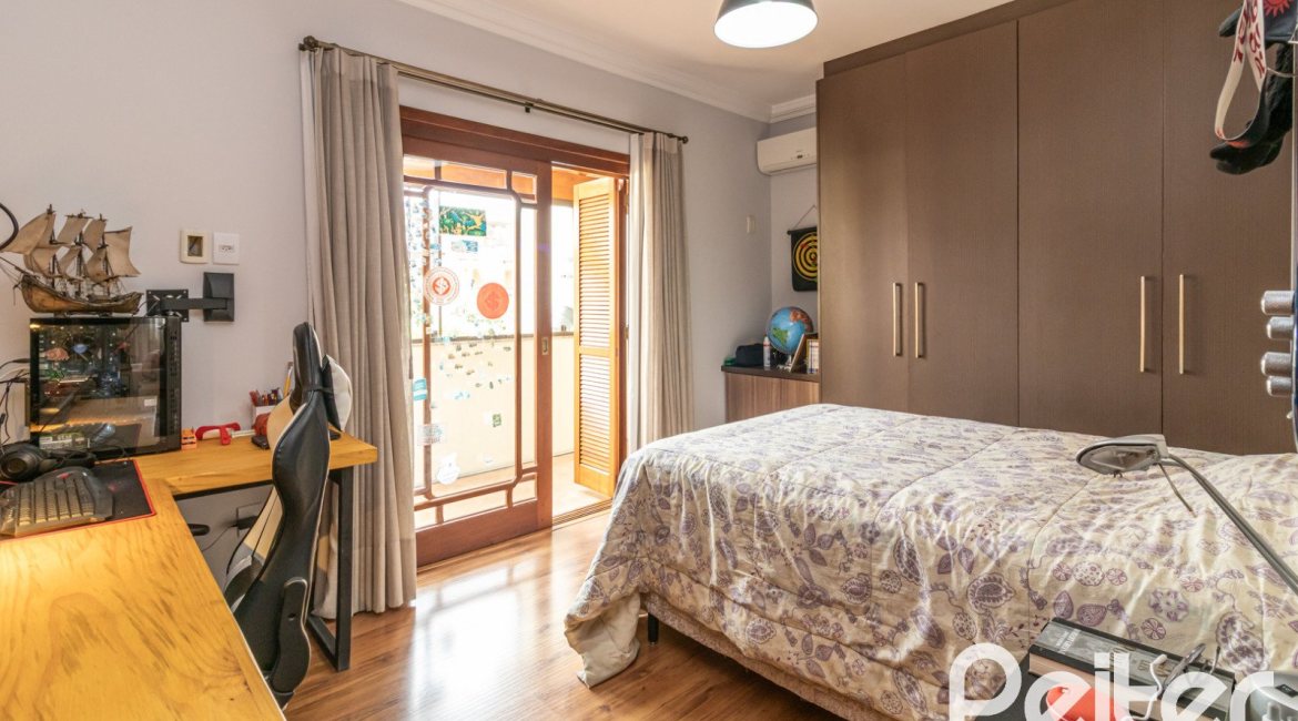 Casa à venda com 300m², 3 dormitórios, 1 suíte, 4 vagas, no bairro Espírito Santo em Porto Alegre