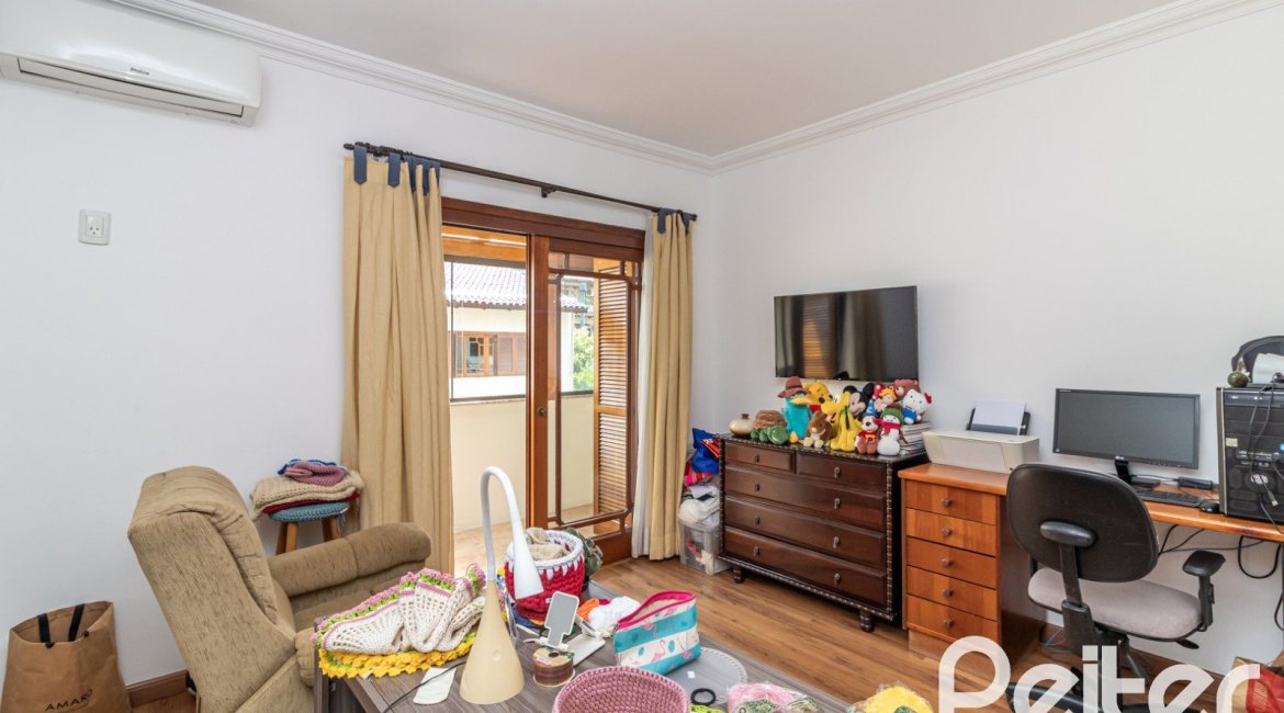 Casa à venda com 300m², 3 dormitórios, 1 suíte, 4 vagas, no bairro Espírito Santo em Porto Alegre