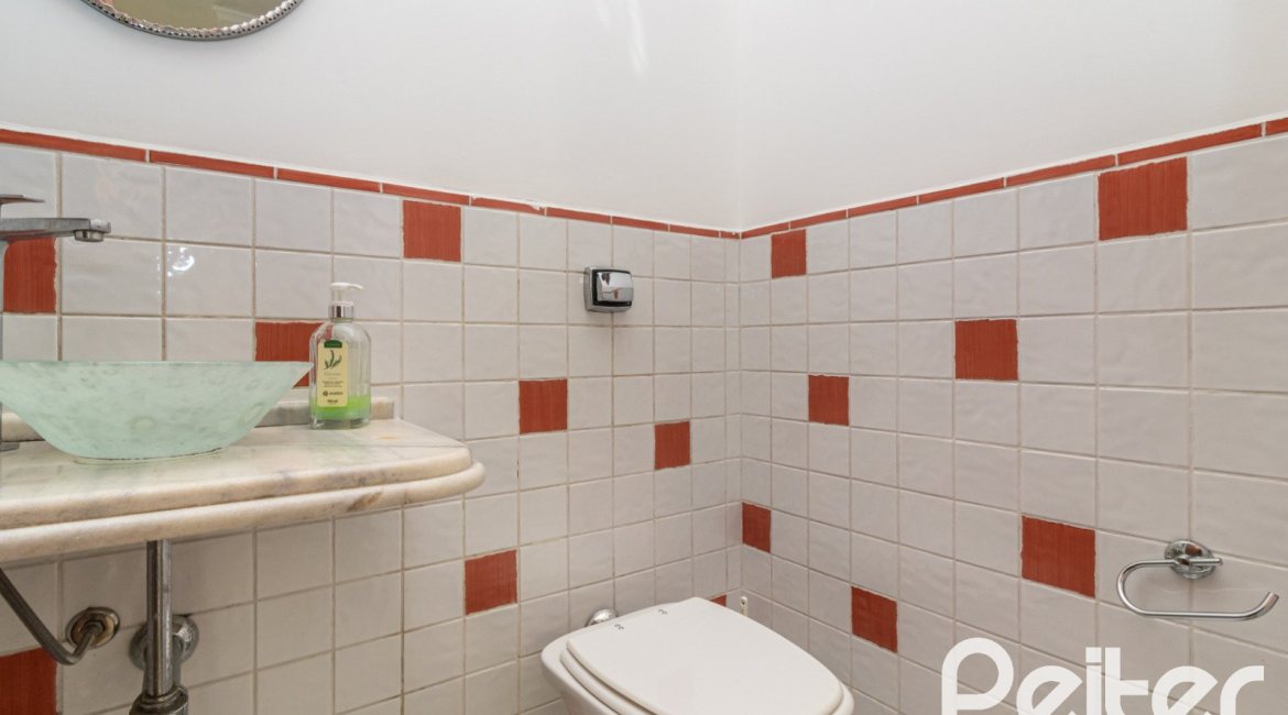 Casa à venda com 300m², 3 dormitórios, 1 suíte, 4 vagas, no bairro Espírito Santo em Porto Alegre