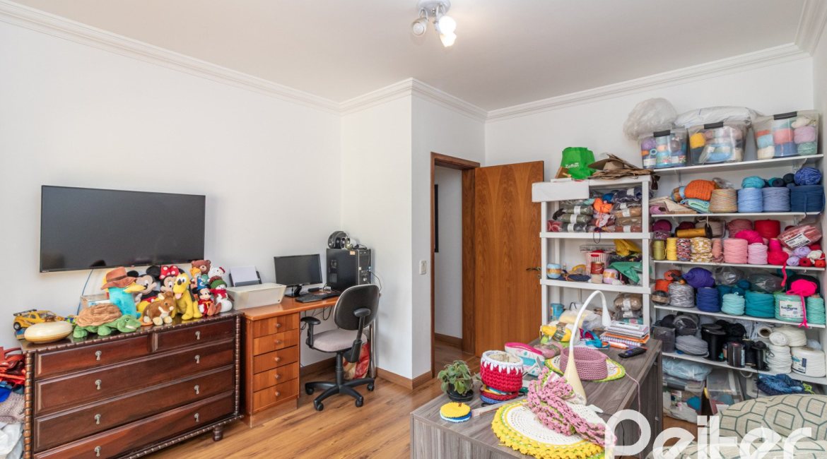 Casa à venda com 300m², 3 dormitórios, 1 suíte, 4 vagas, no bairro Espírito Santo em Porto Alegre