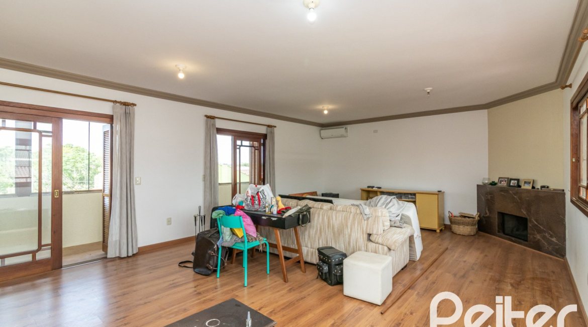 Casa à venda com 300m², 3 dormitórios, 1 suíte, 4 vagas, no bairro Espírito Santo em Porto Alegre