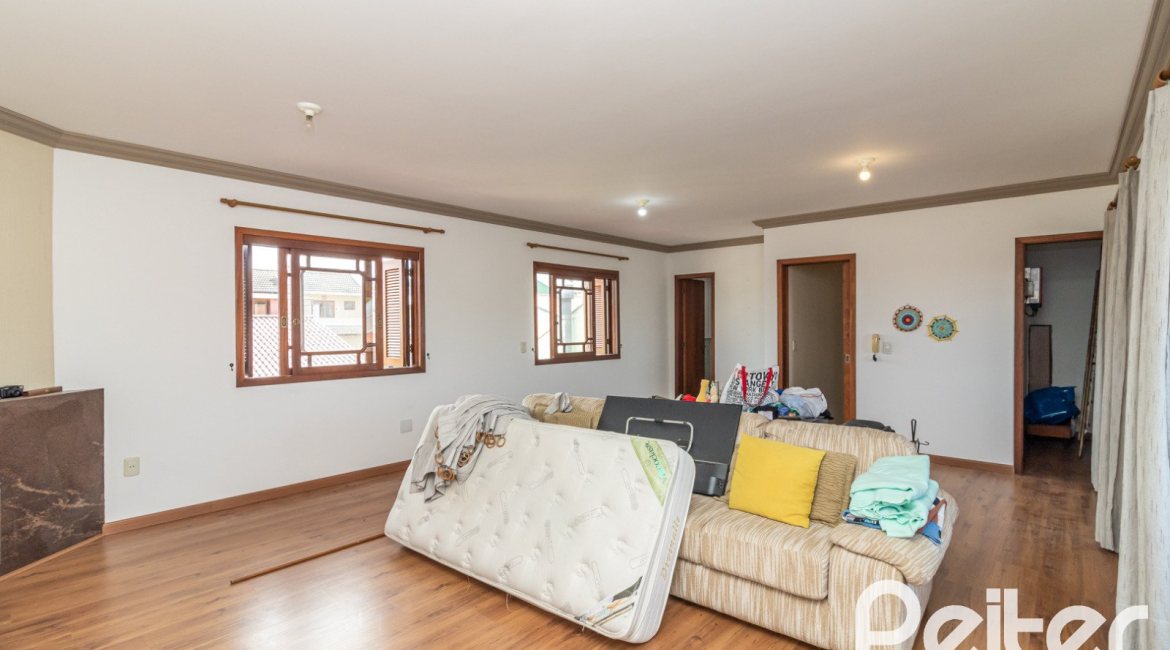 Casa à venda com 300m², 3 dormitórios, 1 suíte, 4 vagas, no bairro Espírito Santo em Porto Alegre