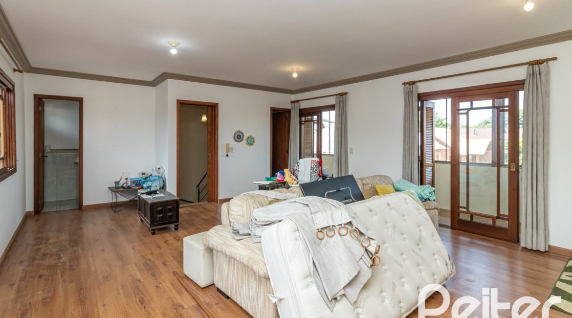 Casa à venda com 300m², 3 dormitórios, 1 suíte, 4 vagas, no bairro Espírito Santo em Porto Alegre