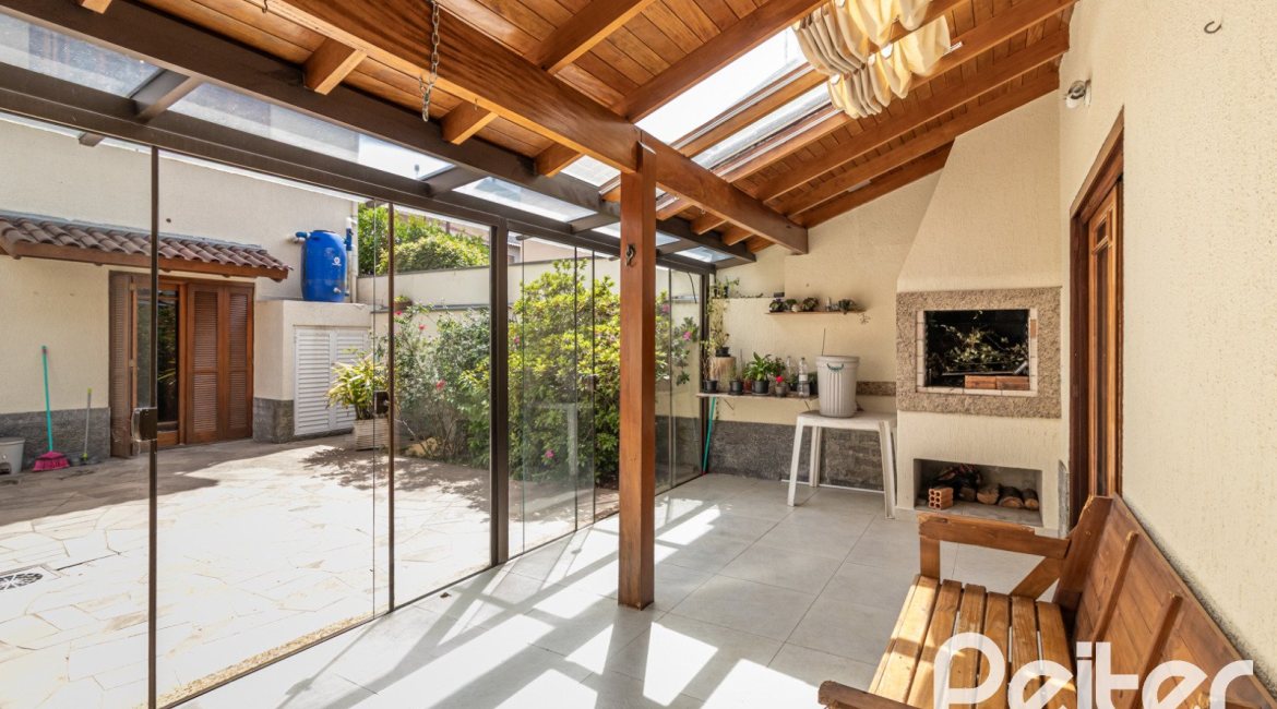 Casa à venda com 300m², 3 dormitórios, 1 suíte, 4 vagas, no bairro Espírito Santo em Porto Alegre