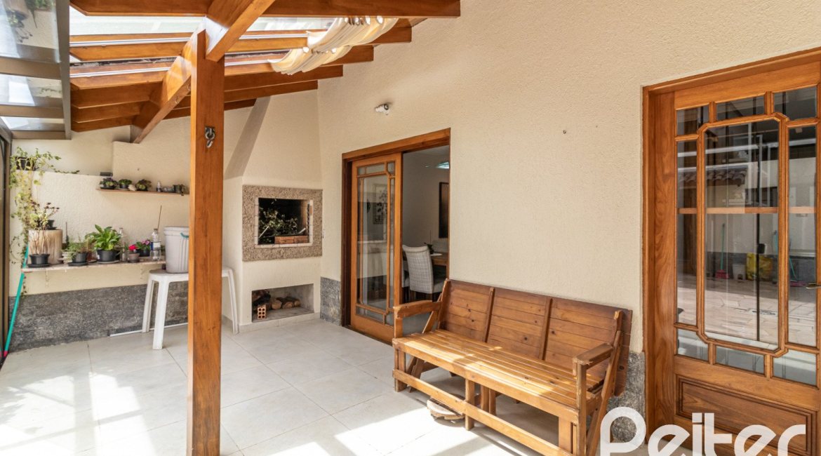 Casa à venda com 300m², 3 dormitórios, 1 suíte, 4 vagas, no bairro Espírito Santo em Porto Alegre