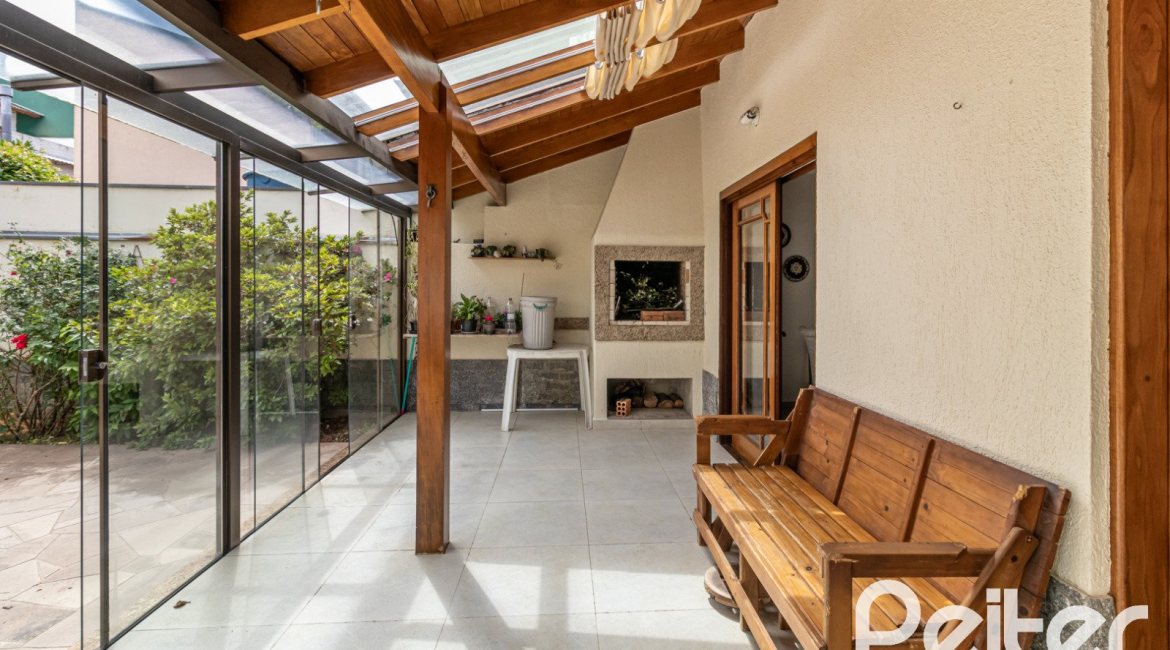 Casa à venda com 300m², 3 dormitórios, 1 suíte, 4 vagas, no bairro Espírito Santo em Porto Alegre