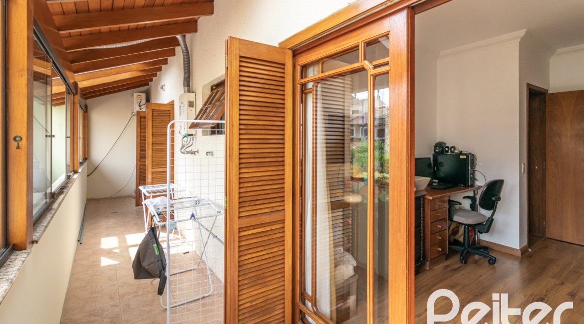 Casa à venda com 300m², 3 dormitórios, 1 suíte, 4 vagas, no bairro Espírito Santo em Porto Alegre