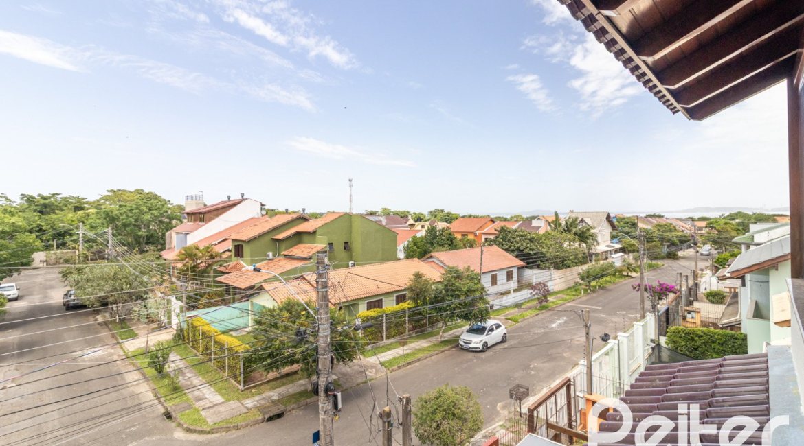 Casa à venda com 300m², 3 dormitórios, 1 suíte, 4 vagas, no bairro Espírito Santo em Porto Alegre
