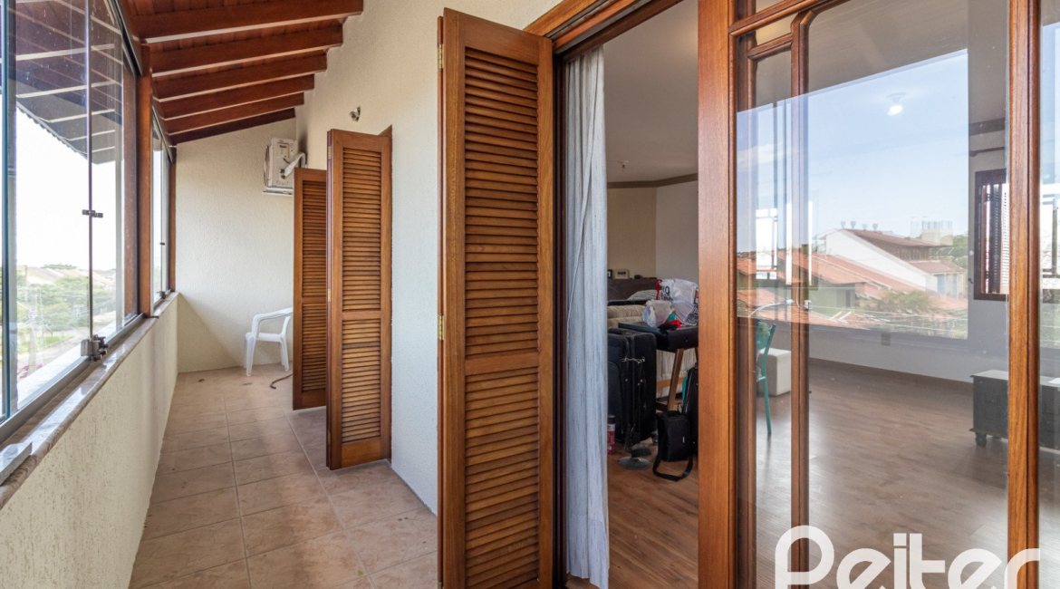 Casa à venda com 300m², 3 dormitórios, 1 suíte, 4 vagas, no bairro Espírito Santo em Porto Alegre