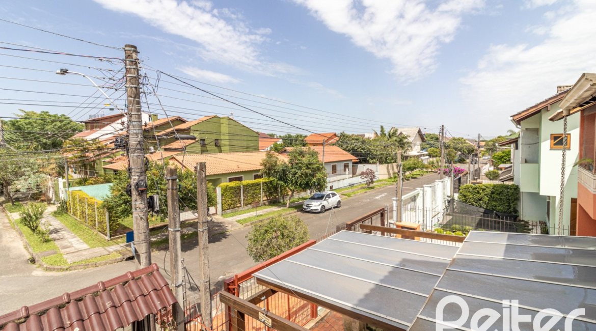 Casa à venda com 300m², 3 dormitórios, 1 suíte, 4 vagas, no bairro Espírito Santo em Porto Alegre