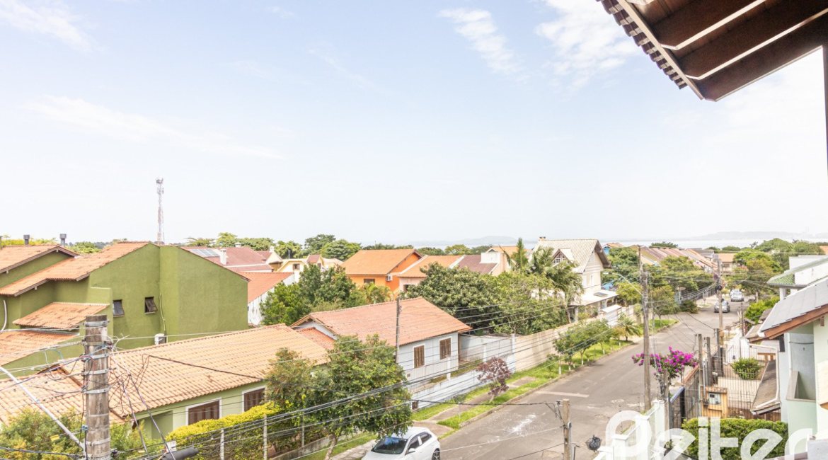 Casa à venda com 300m², 3 dormitórios, 1 suíte, 4 vagas, no bairro Espírito Santo em Porto Alegre