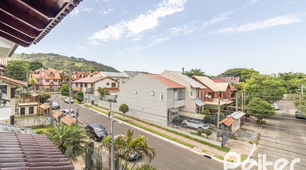 Casa à venda com 300m², 3 dormitórios, 1 suíte, 4 vagas, no bairro Espírito Santo em Porto Alegre