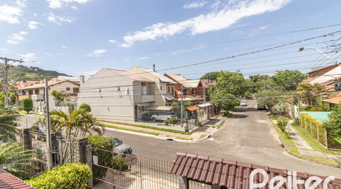 Casa à venda com 300m², 3 dormitórios, 1 suíte, 4 vagas, no bairro Espírito Santo em Porto Alegre