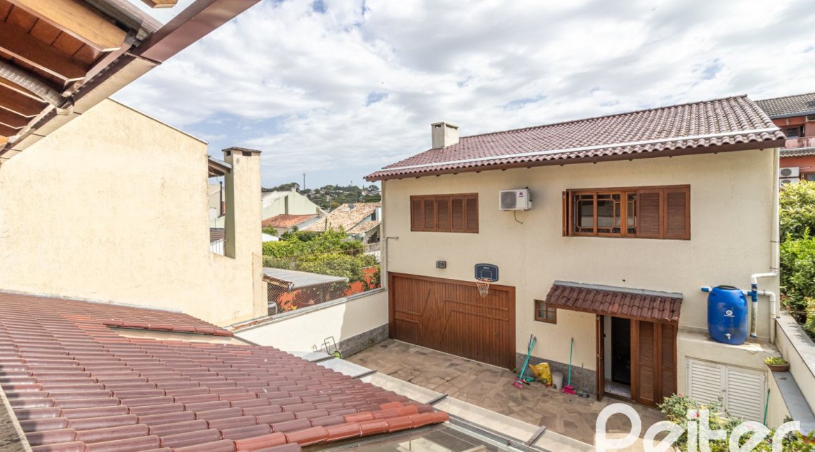 Casa à venda com 300m², 3 dormitórios, 1 suíte, 4 vagas, no bairro Espírito Santo em Porto Alegre