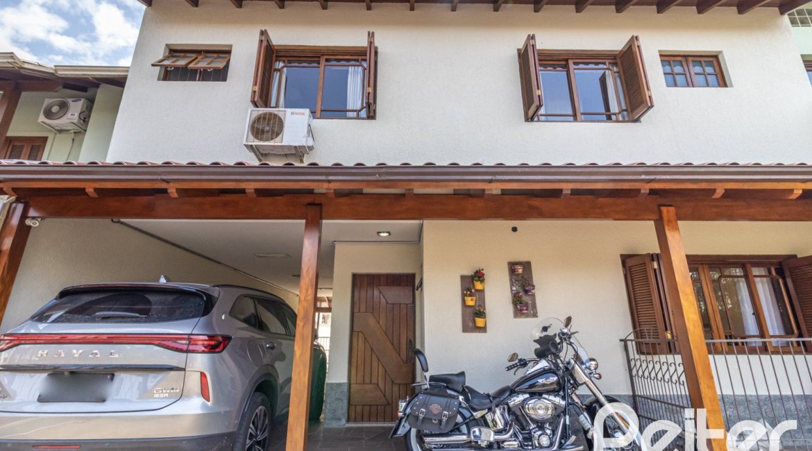 Casa à venda com 300m², 3 dormitórios, 1 suíte, 4 vagas, no bairro Espírito Santo em Porto Alegre