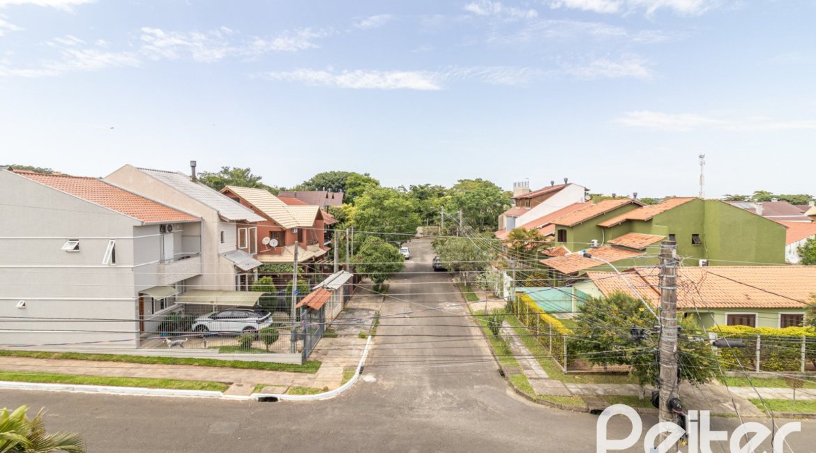 Casa à venda com 300m², 3 dormitórios, 1 suíte, 4 vagas, no bairro Espírito Santo em Porto Alegre