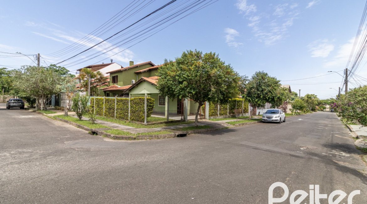 Casa à venda com 300m², 3 dormitórios, 1 suíte, 4 vagas, no bairro Espírito Santo em Porto Alegre