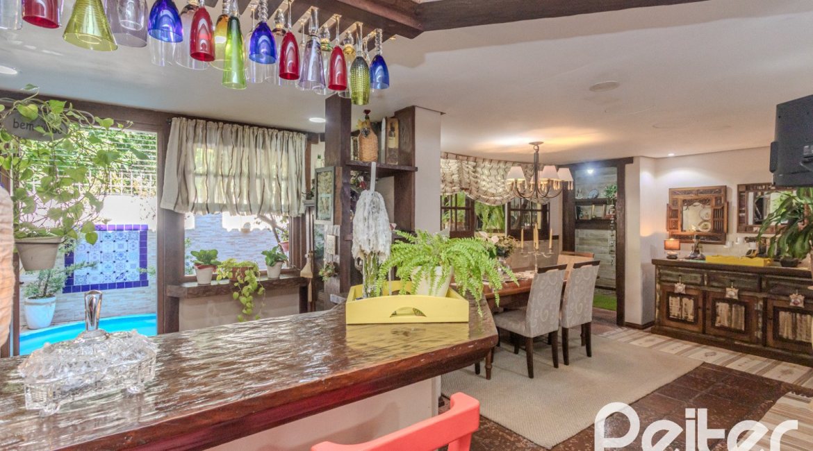 Casa em Condomínio à venda com 220m², 3 dormitórios, 1 suíte, 3 vagas, no bairro Ipanema em Porto Alegre