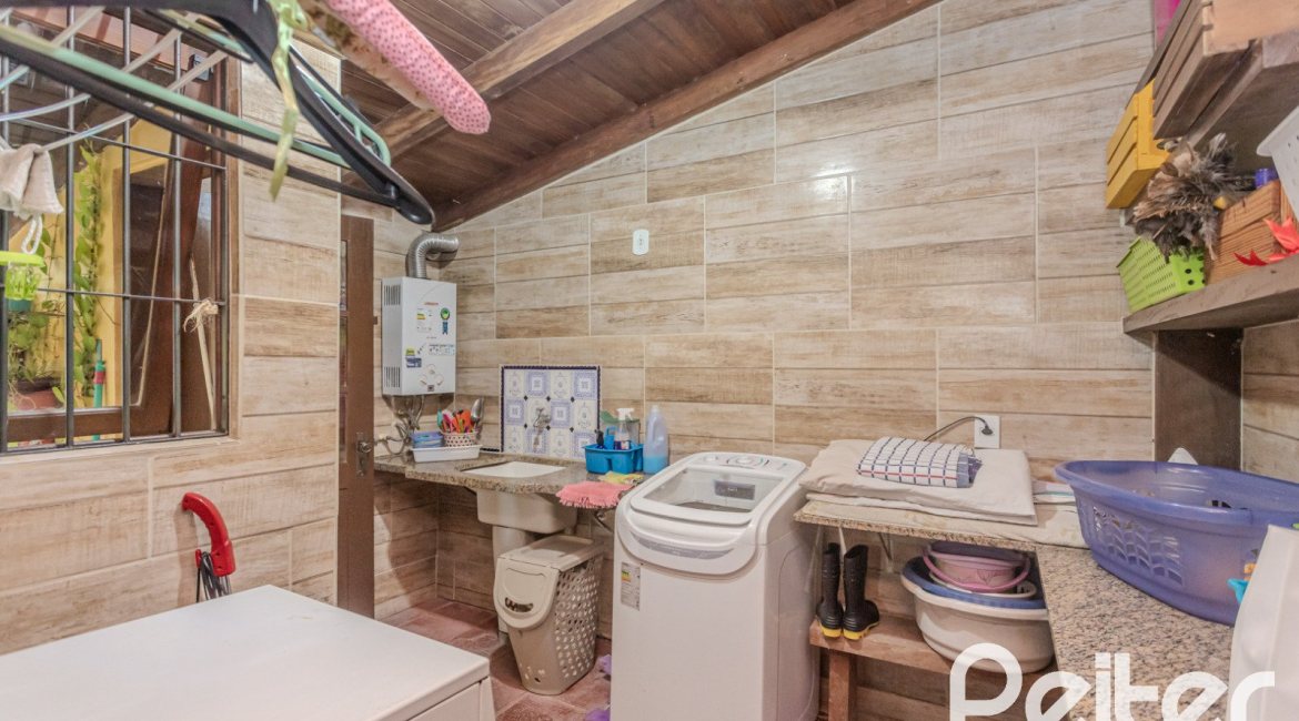 Casa em Condomínio à venda com 220m², 3 dormitórios, 1 suíte, 3 vagas, no bairro Ipanema em Porto Alegre