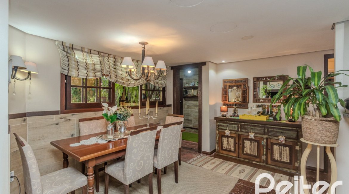 Casa em Condomínio à venda com 220m², 3 dormitórios, 1 suíte, 3 vagas, no bairro Ipanema em Porto Alegre