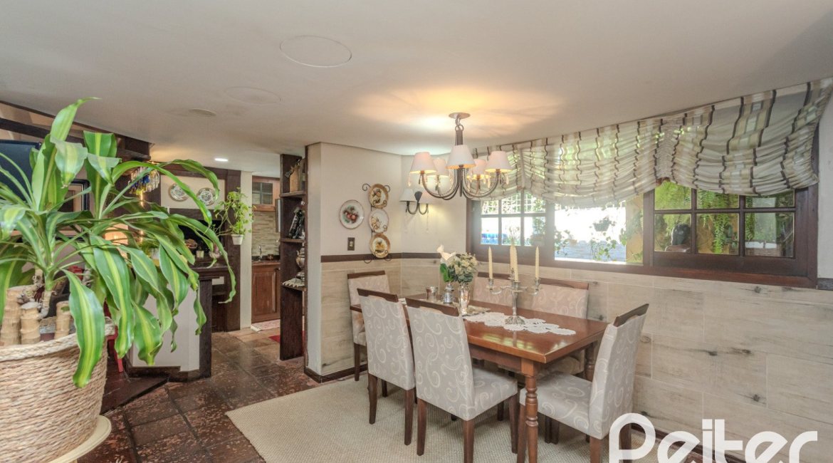 Casa em Condomínio à venda com 220m², 3 dormitórios, 1 suíte, 3 vagas, no bairro Ipanema em Porto Alegre