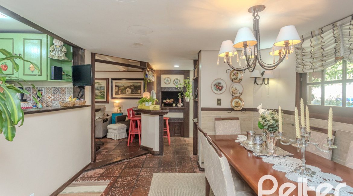 Casa em Condomínio à venda com 220m², 3 dormitórios, 1 suíte, 3 vagas, no bairro Ipanema em Porto Alegre