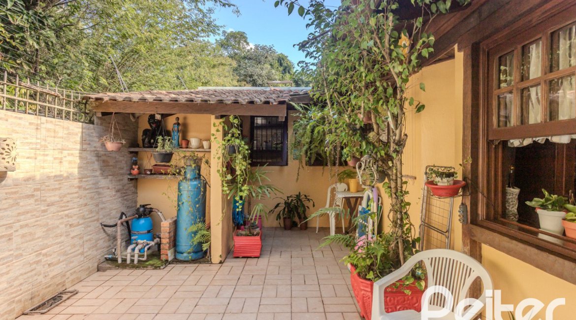 Casa em Condomínio à venda com 220m², 3 dormitórios, 1 suíte, 3 vagas, no bairro Ipanema em Porto Alegre