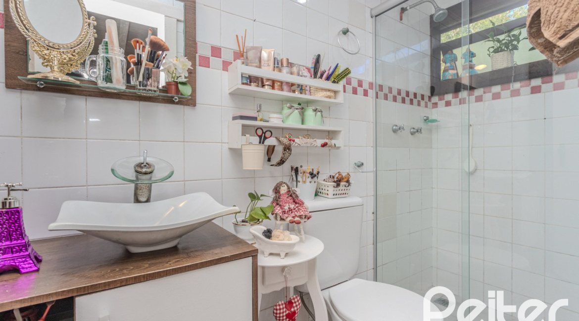 Casa em Condomínio à venda com 220m², 3 dormitórios, 1 suíte, 3 vagas, no bairro Ipanema em Porto Alegre