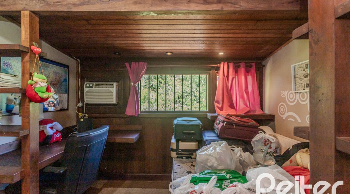 Casa em Condomínio à venda com 220m², 3 dormitórios, 1 suíte, 3 vagas, no bairro Ipanema em Porto Alegre