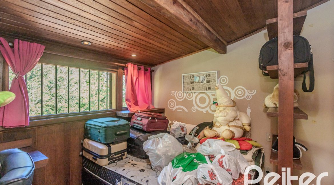 Casa em Condomínio à venda com 220m², 3 dormitórios, 1 suíte, 3 vagas, no bairro Ipanema em Porto Alegre