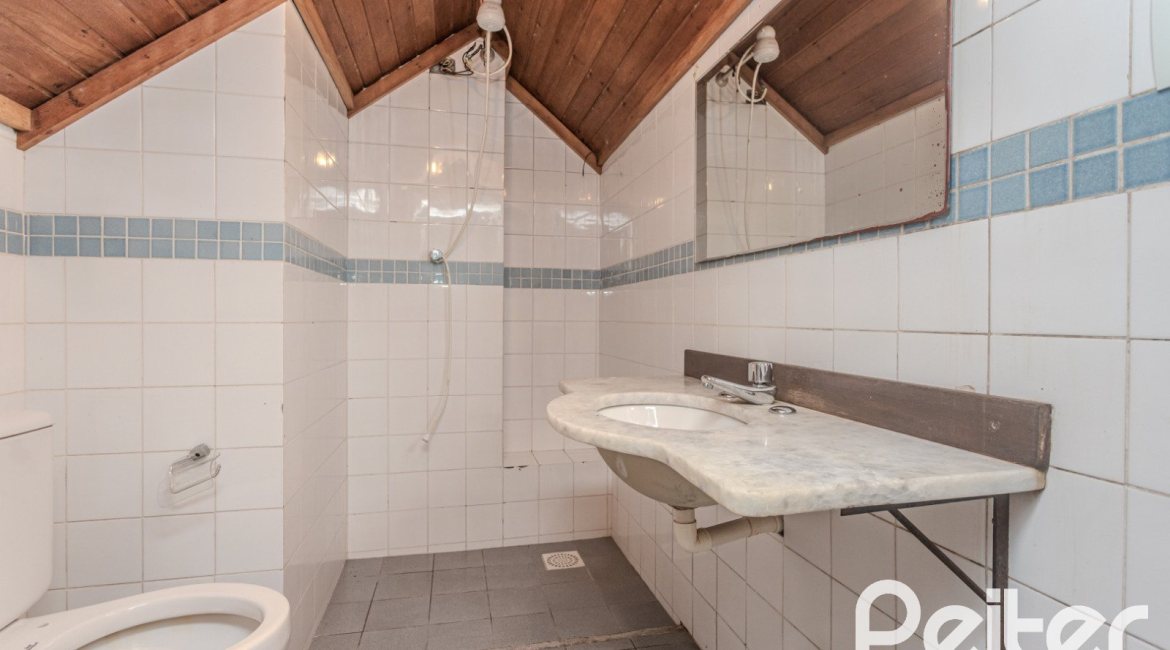 Casa em Condomínio à venda com 220m², 3 dormitórios, 1 suíte, 3 vagas, no bairro Ipanema em Porto Alegre