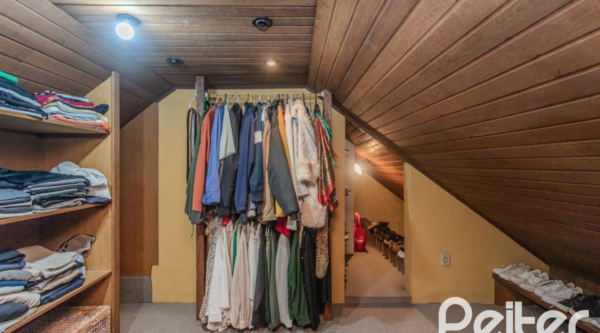 Casa em Condomínio à venda com 220m², 3 dormitórios, 1 suíte, 3 vagas, no bairro Ipanema em Porto Alegre