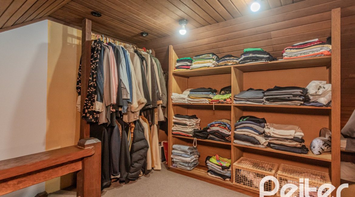 Casa em Condomínio à venda com 220m², 3 dormitórios, 1 suíte, 3 vagas, no bairro Ipanema em Porto Alegre