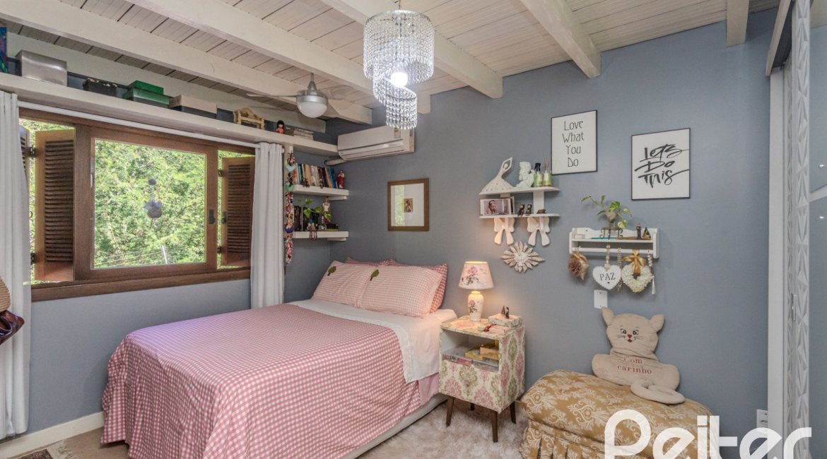 Casa em Condomínio à venda com 220m², 3 dormitórios, 1 suíte, 3 vagas, no bairro Ipanema em Porto Alegre