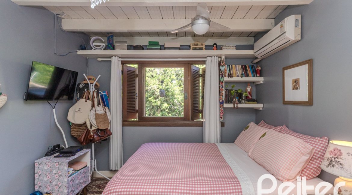 Casa em Condomínio à venda com 220m², 3 dormitórios, 1 suíte, 3 vagas, no bairro Ipanema em Porto Alegre