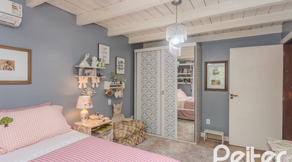 Casa em Condomínio à venda com 220m², 3 dormitórios, 1 suíte, 3 vagas, no bairro Ipanema em Porto Alegre