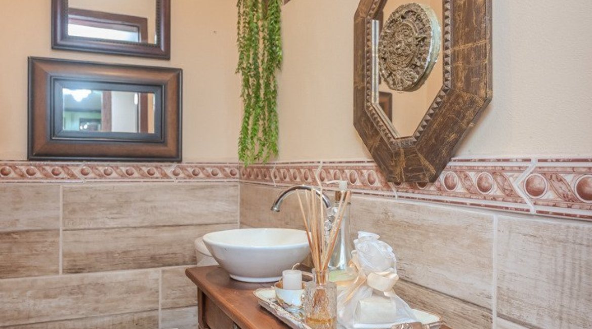 Casa em Condomínio à venda com 220m², 3 dormitórios, 1 suíte, 3 vagas, no bairro Ipanema em Porto Alegre