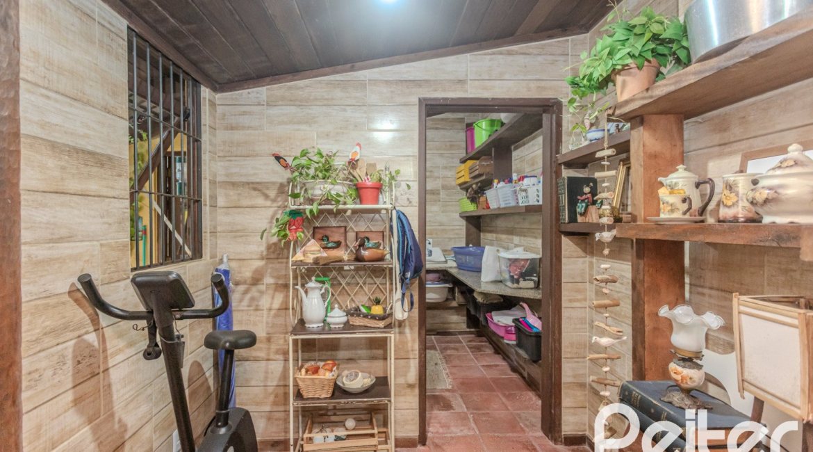 Casa em Condomínio à venda com 220m², 3 dormitórios, 1 suíte, 3 vagas, no bairro Ipanema em Porto Alegre