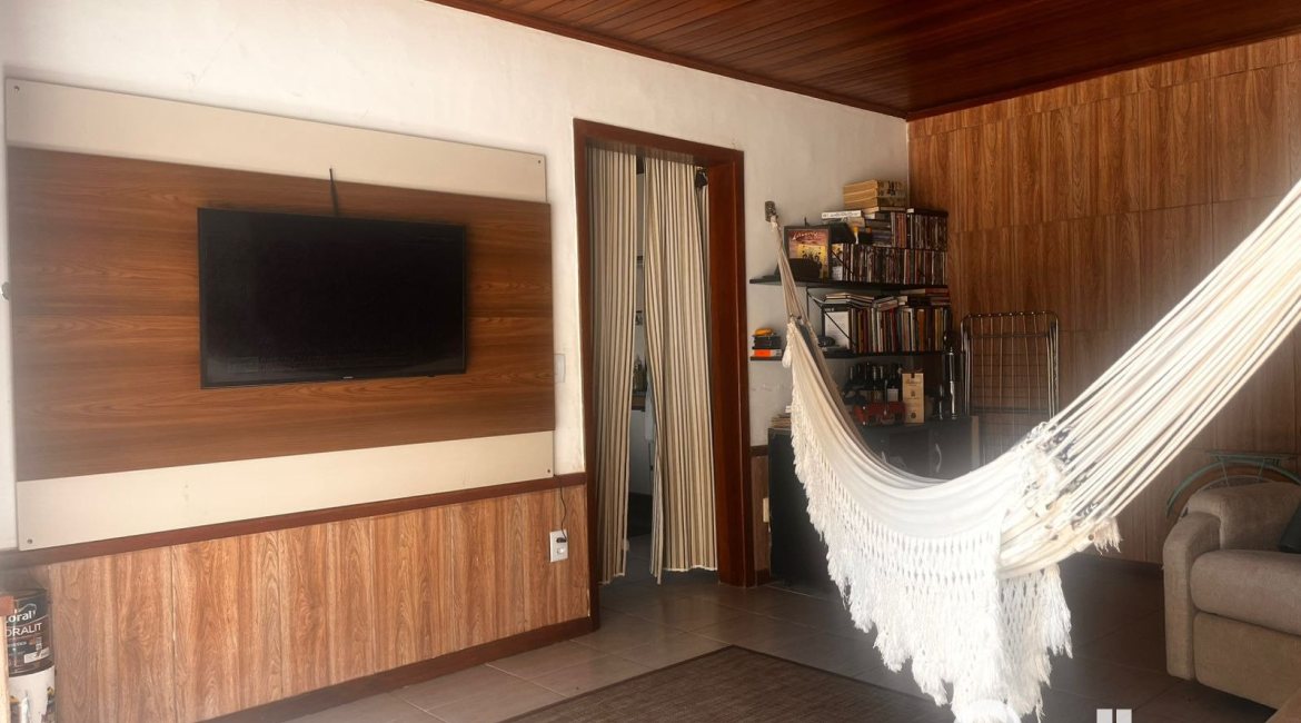 Casa à venda com 155m², 3 dormitórios, 3 vagas, no bairro Ipanema em Porto Alegre