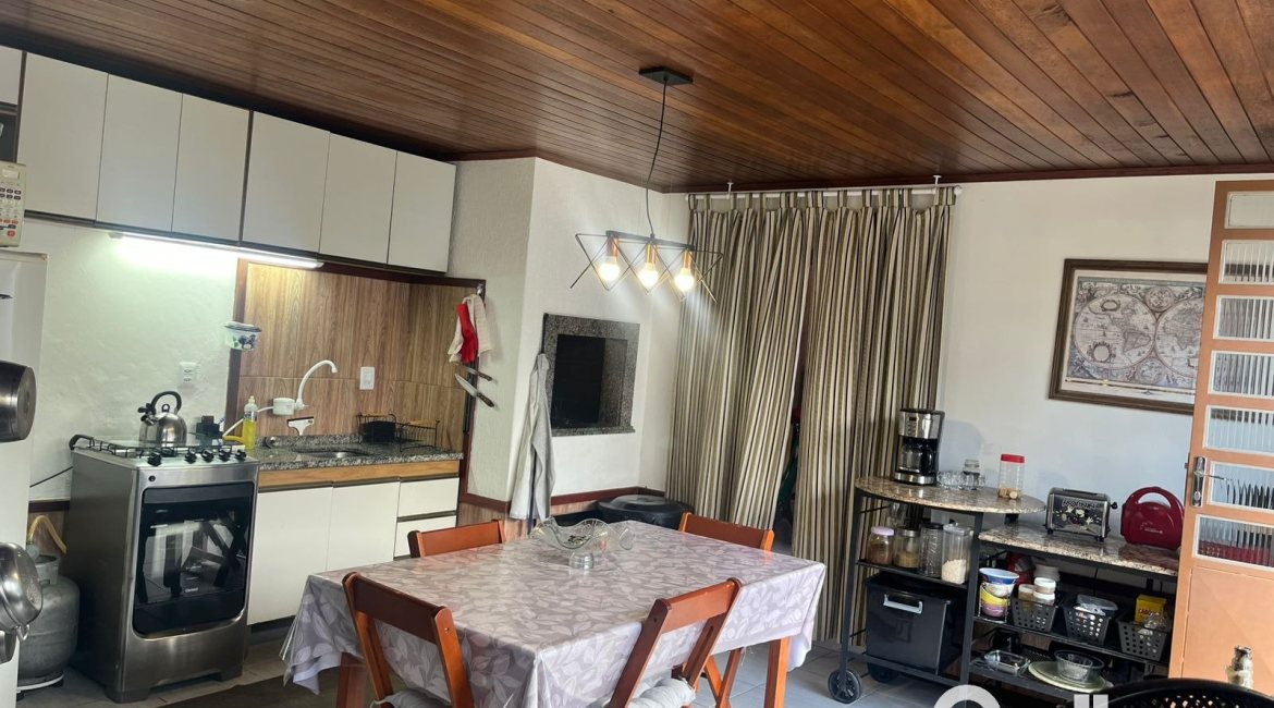 Casa à venda com 155m², 3 dormitórios, 3 vagas, no bairro Ipanema em Porto Alegre