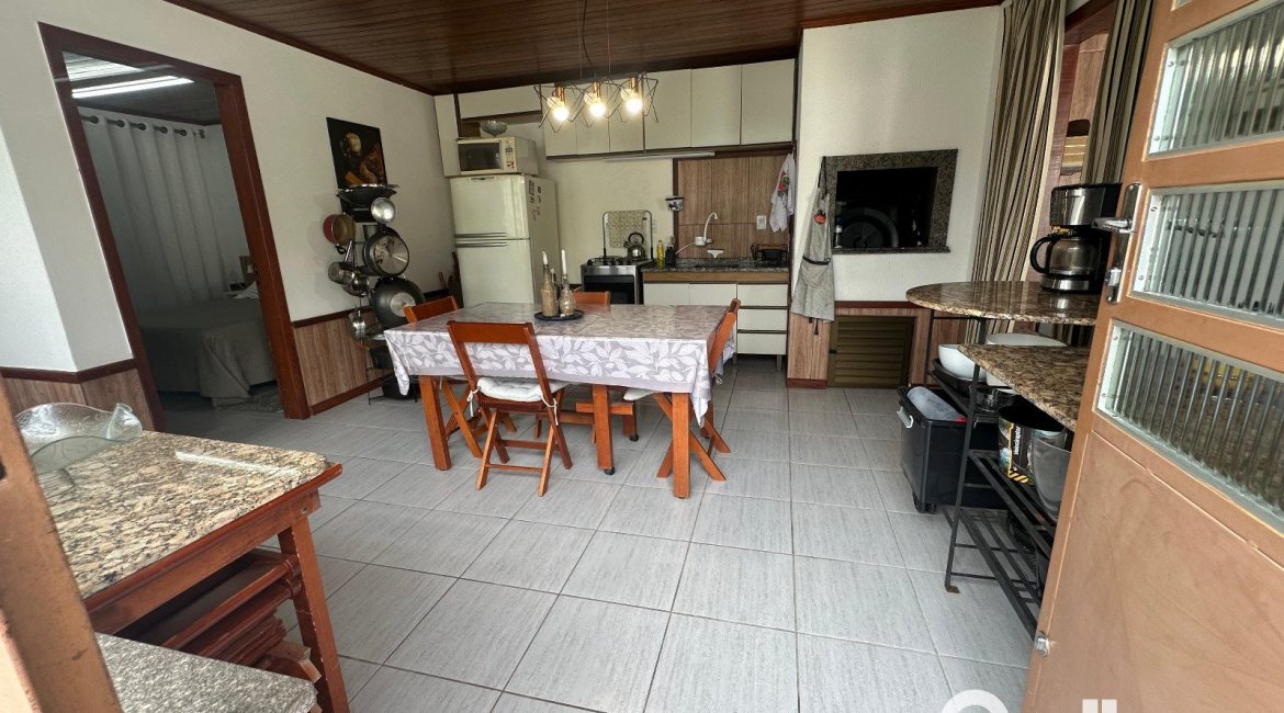 Casa à venda com 155m², 3 dormitórios, 3 vagas, no bairro Ipanema em Porto Alegre