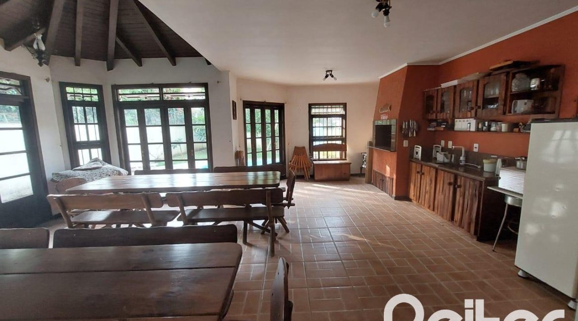 Casa à venda com 357m², 3 dormitórios, 1 suíte, 4 vagas, no bairro Tristeza em Porto Alegre