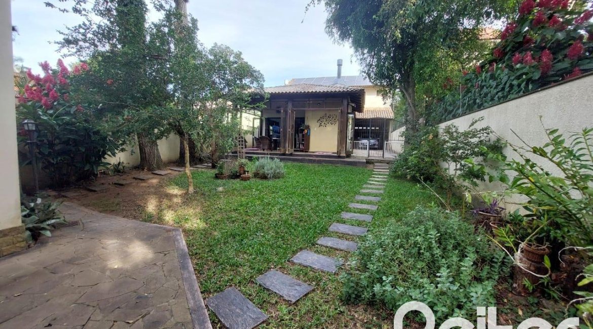 Casa à venda com 357m², 3 dormitórios, 1 suíte, 4 vagas, no bairro Tristeza em Porto Alegre