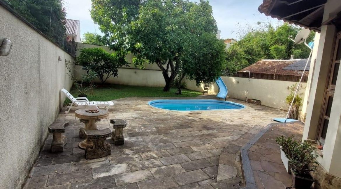 Casa à venda com 357m², 3 dormitórios, 1 suíte, 4 vagas, no bairro Tristeza em Porto Alegre