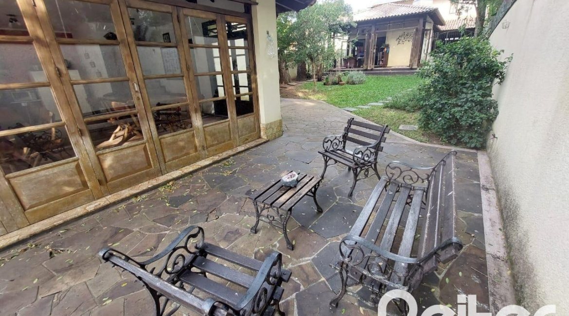 Casa à venda com 357m², 3 dormitórios, 1 suíte, 4 vagas, no bairro Tristeza em Porto Alegre