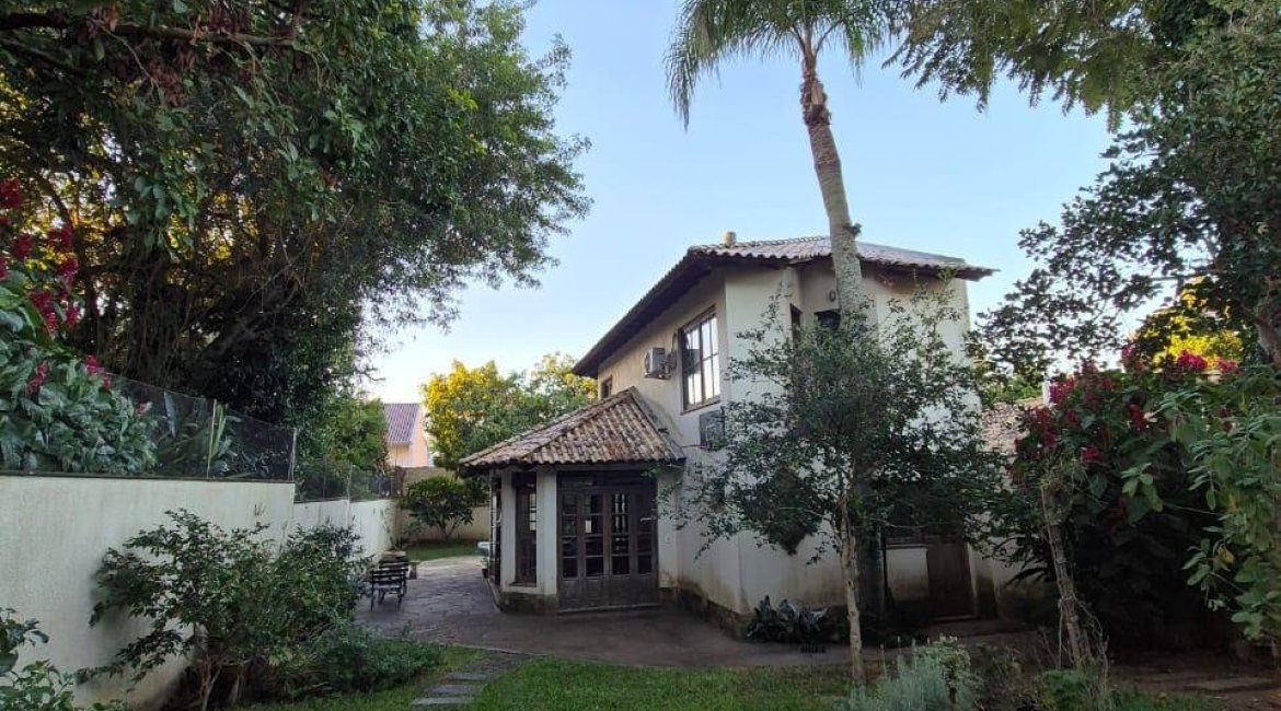 Casa à venda com 357m², 3 dormitórios, 1 suíte, 4 vagas, no bairro Tristeza em Porto Alegre